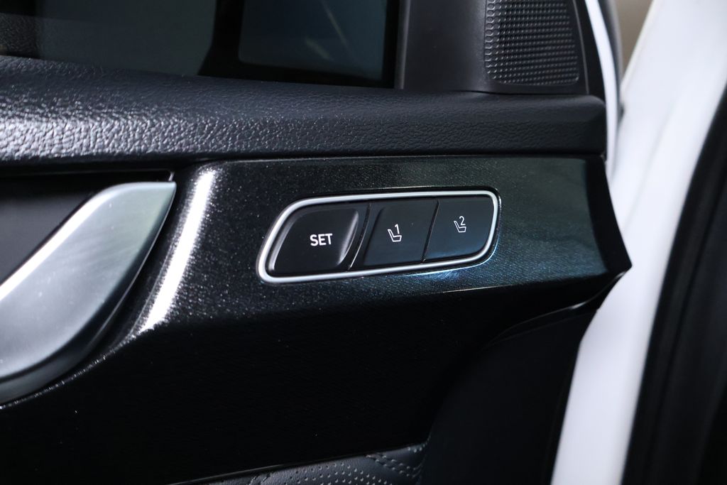 Vehicle image 22 of 43