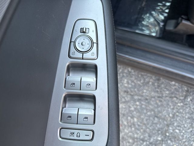 Vehicle image 30 of 42