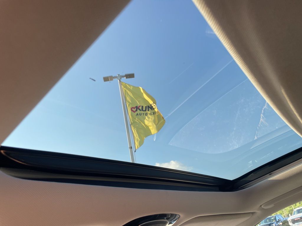 Vehicle image 18 of 22