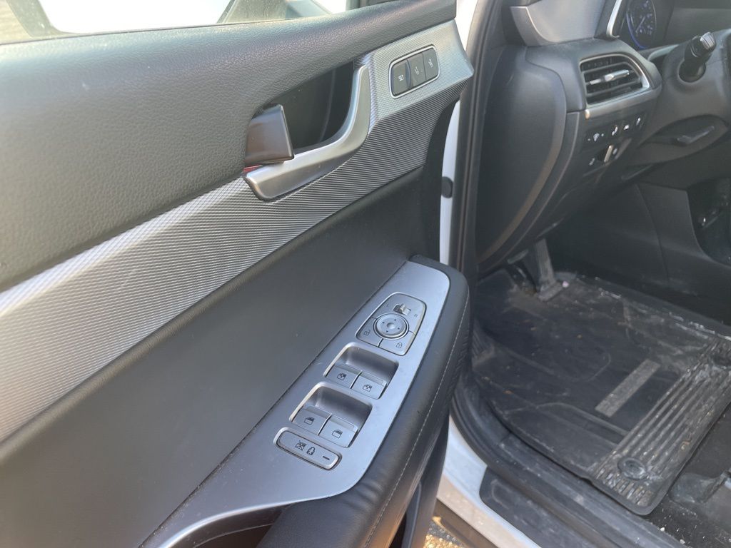 Vehicle image 19 of 22