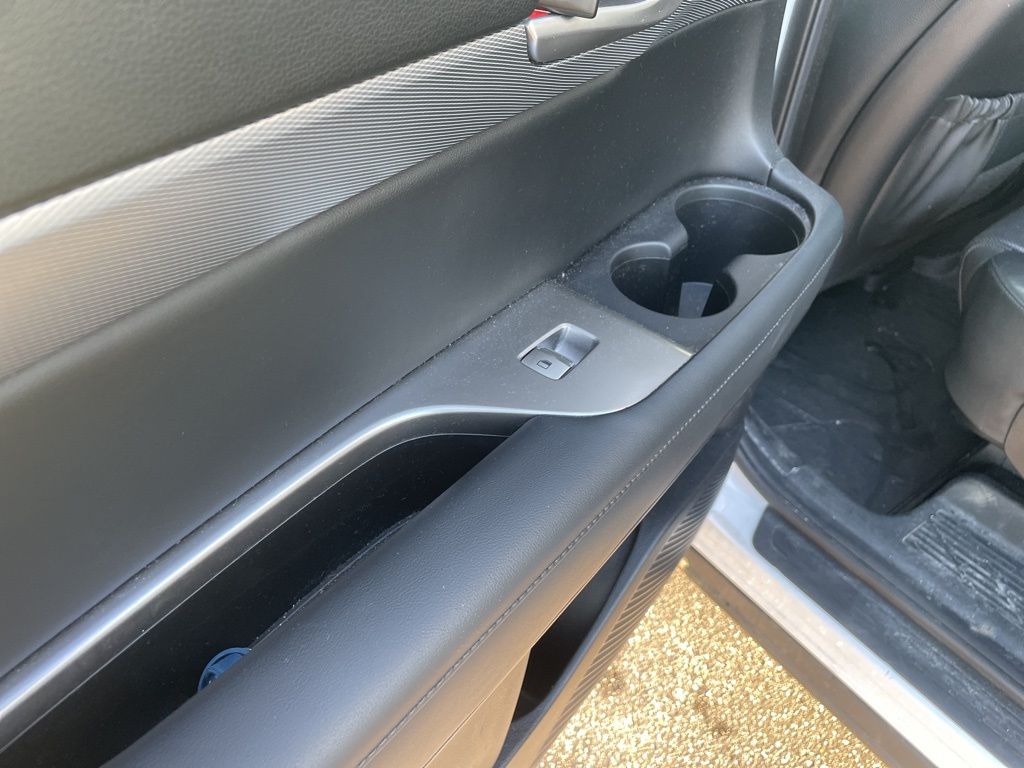 Vehicle image 20 of 22