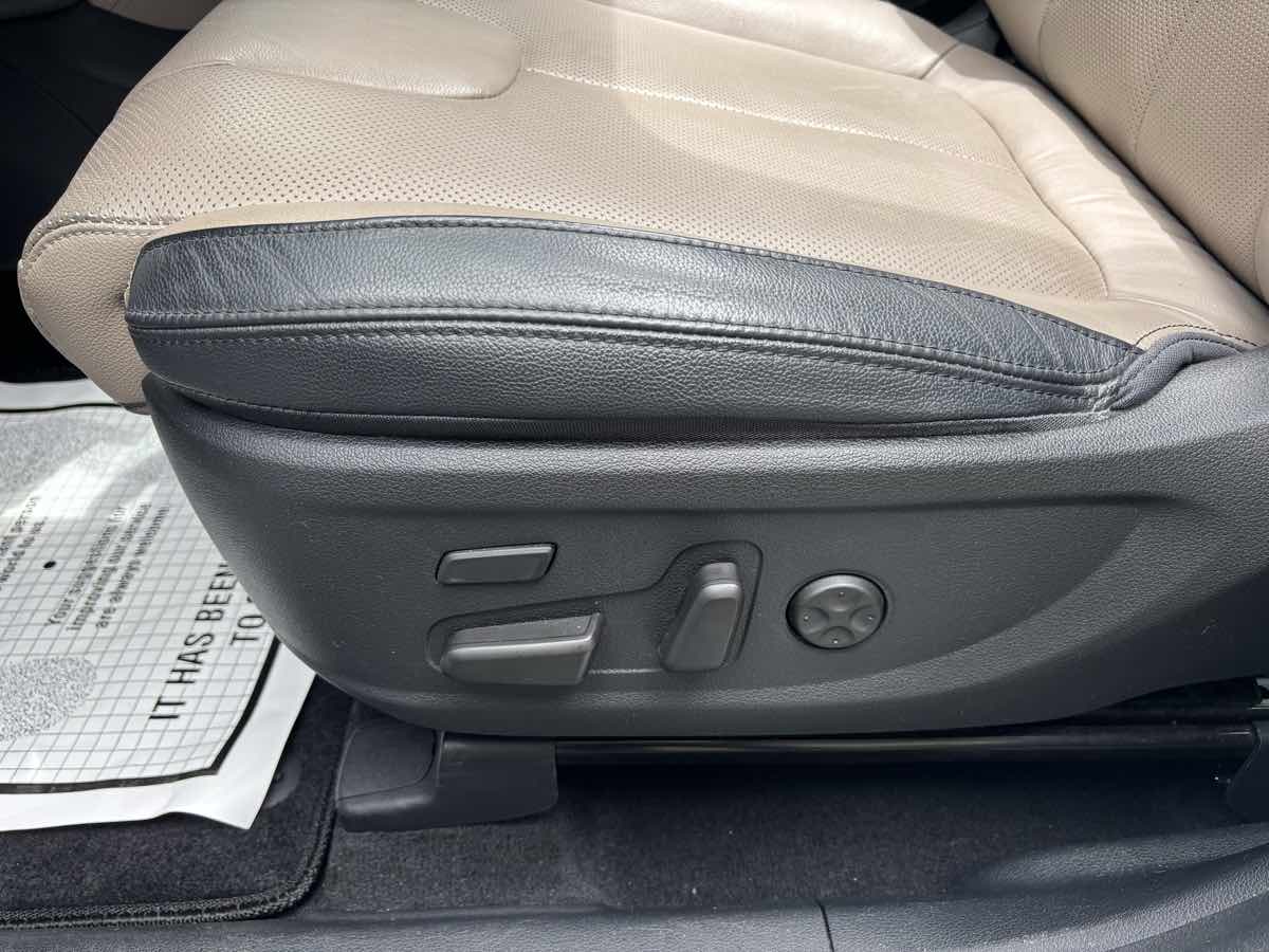 Vehicle image 23 of 26