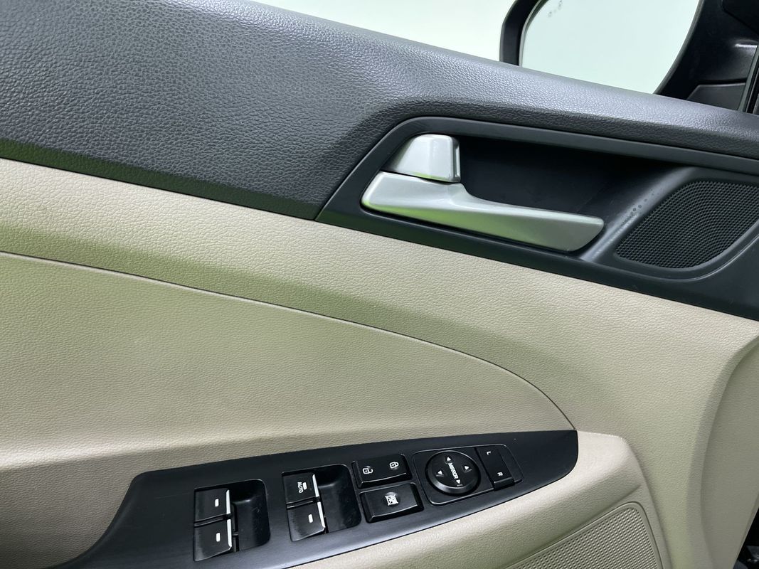Vehicle image 16 of 29