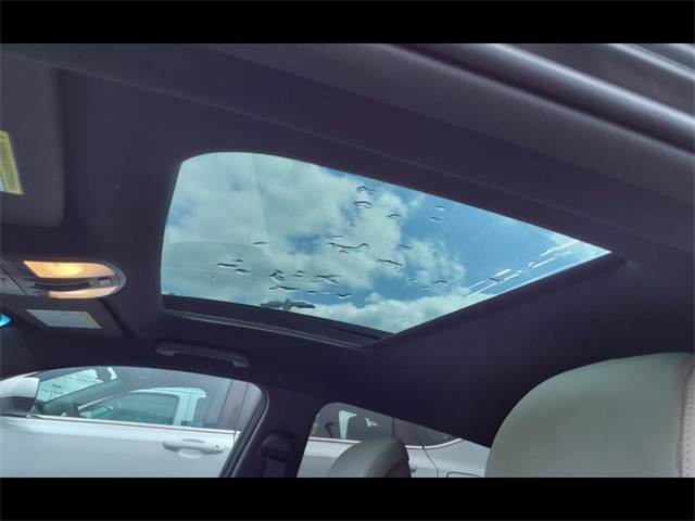 Vehicle image 18 of 22