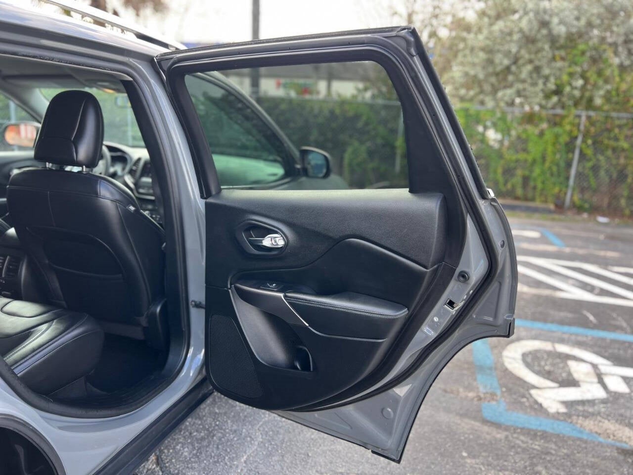 Vehicle image 22 of 41