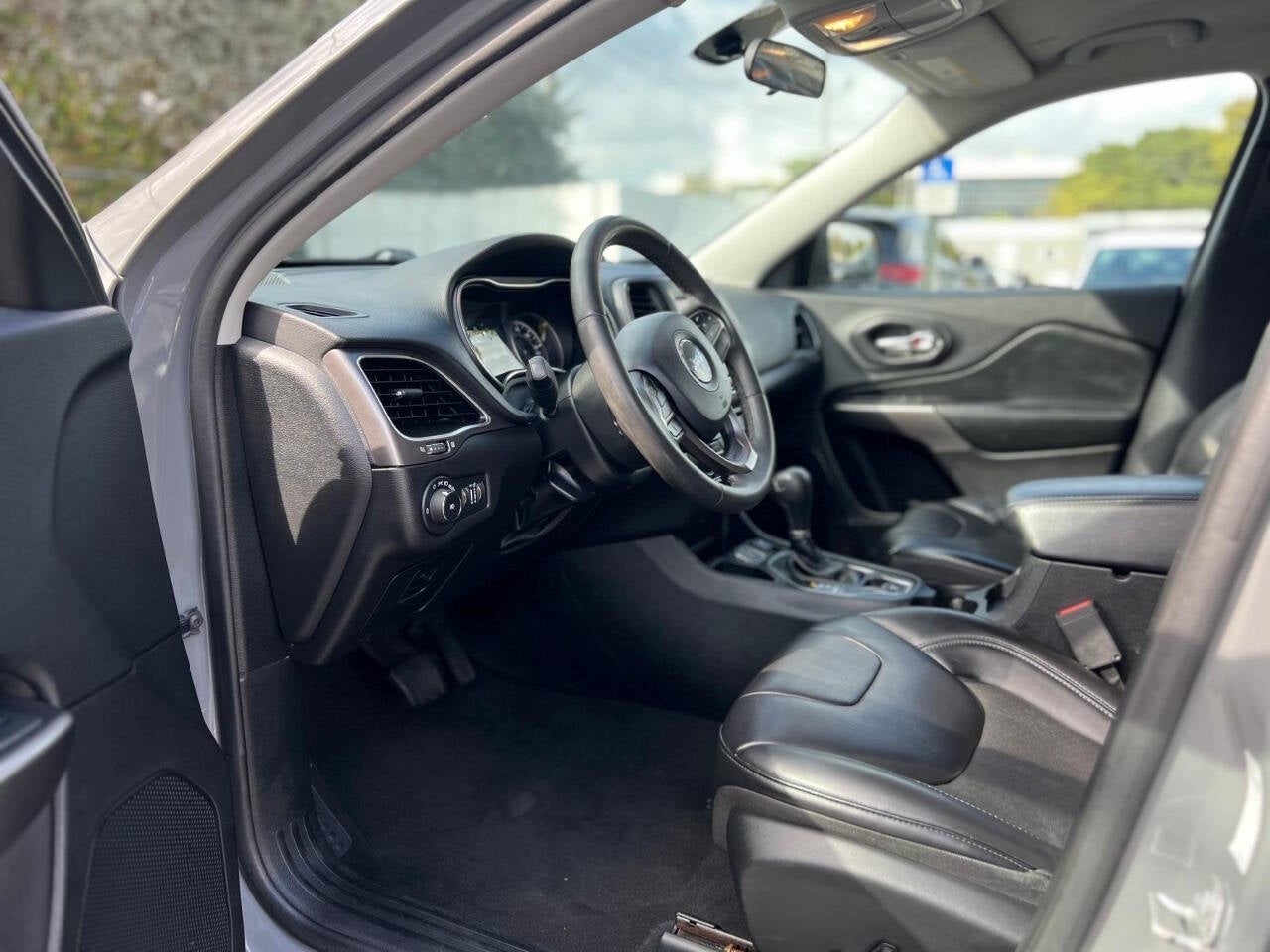 Vehicle image 20 of 41