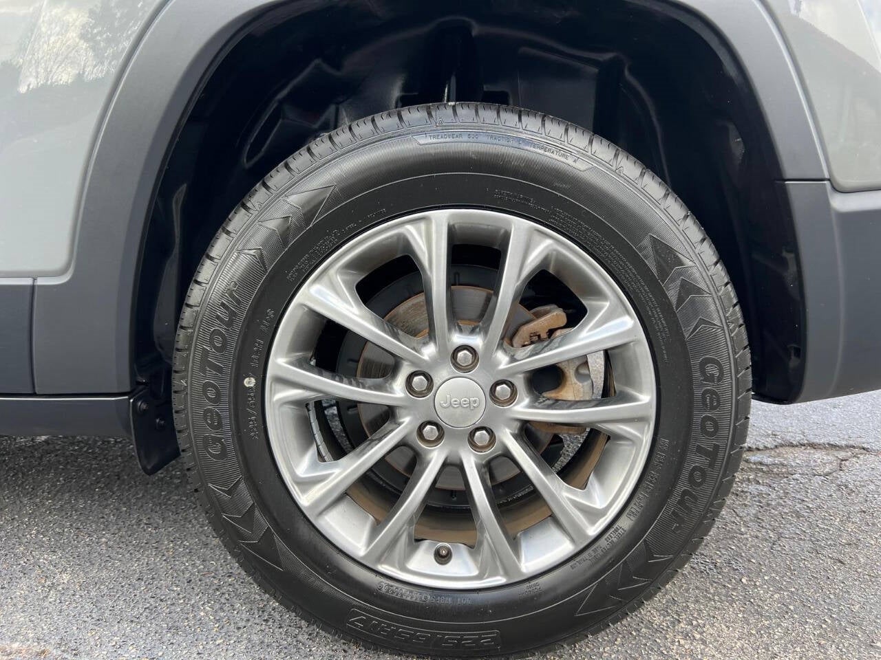 Vehicle image 33 of 41