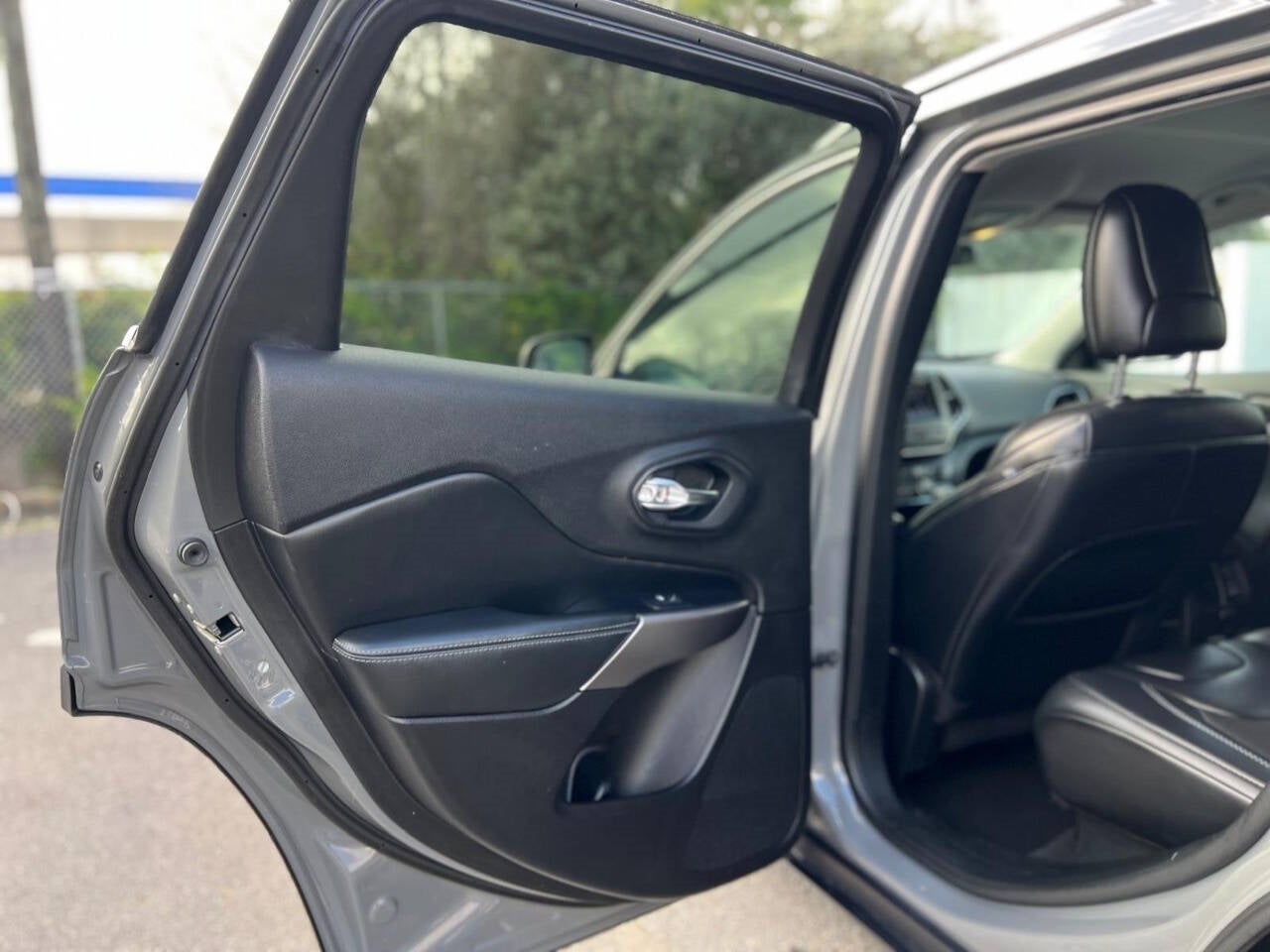 Vehicle image 31 of 41