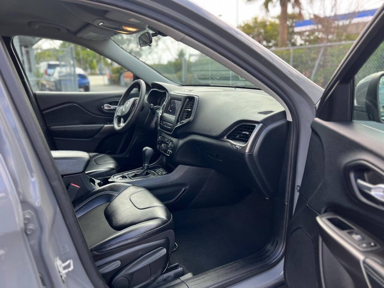 Vehicle image 17 of 41