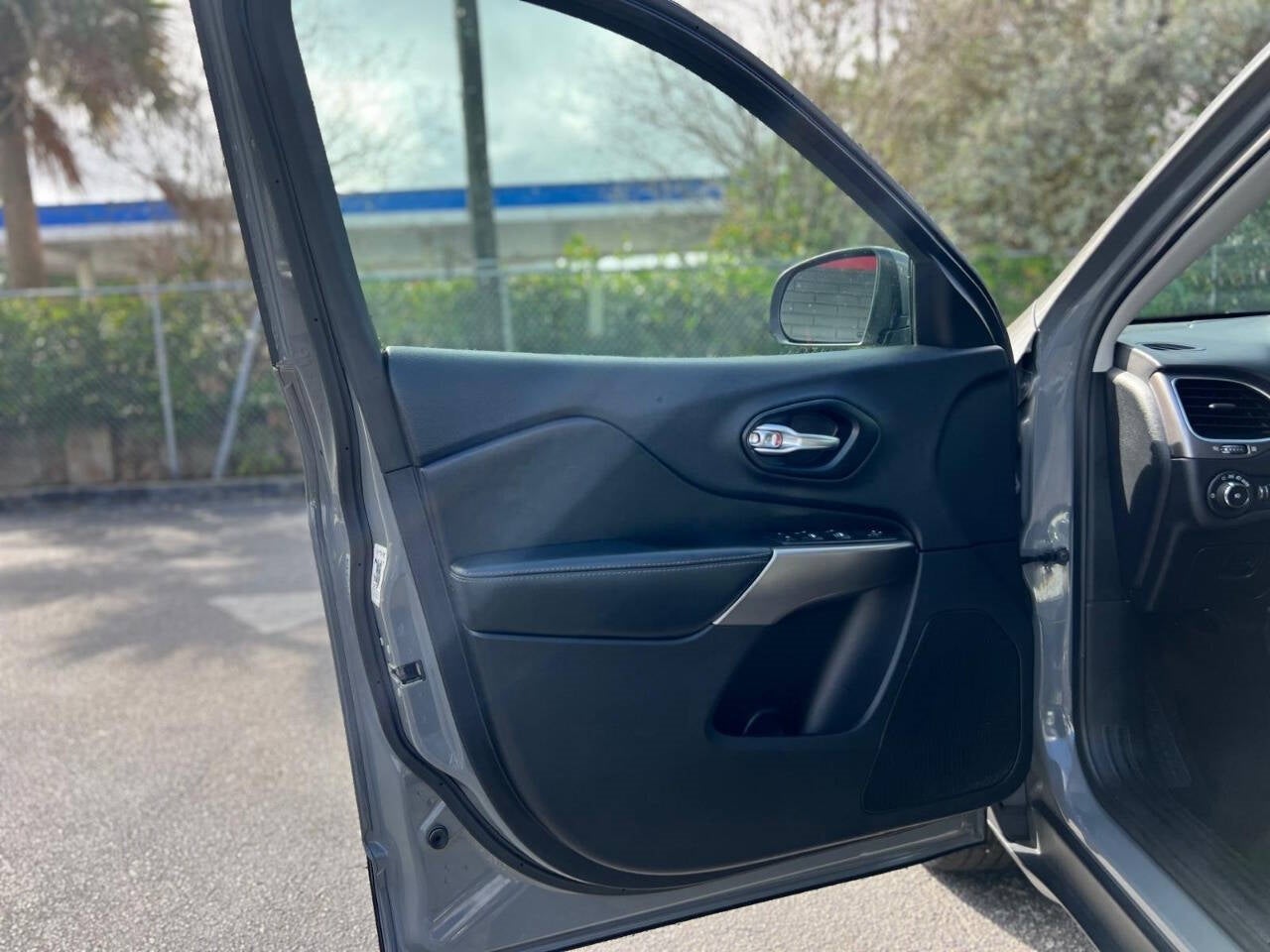 Vehicle image 19 of 41