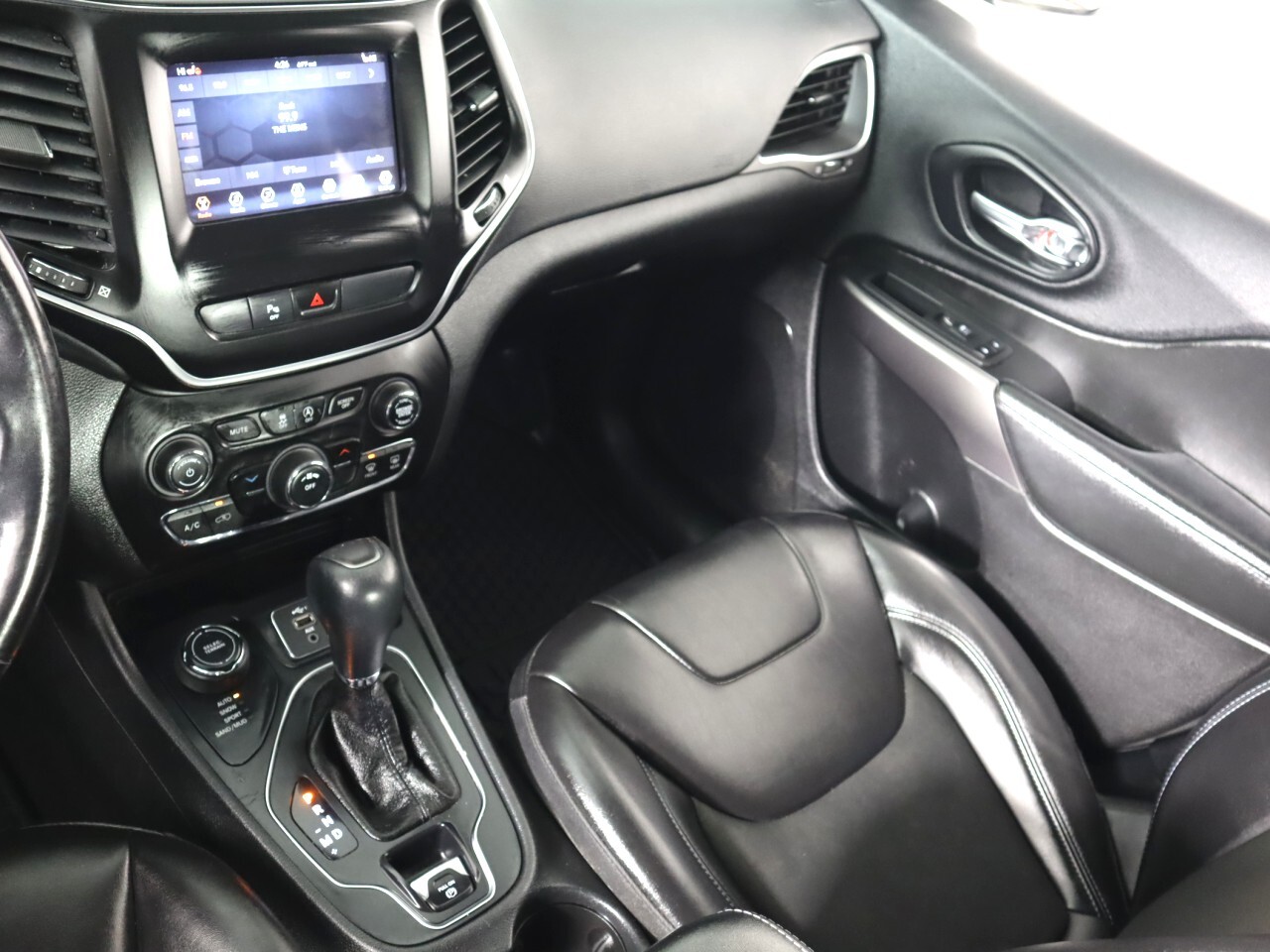 Vehicle image 34 of 49