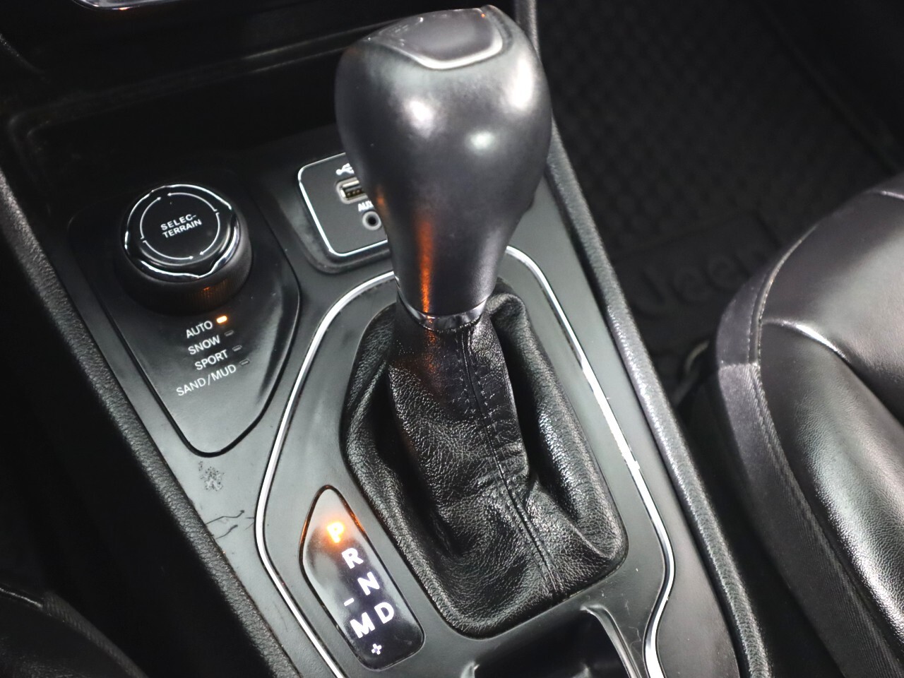 Vehicle image 27 of 49