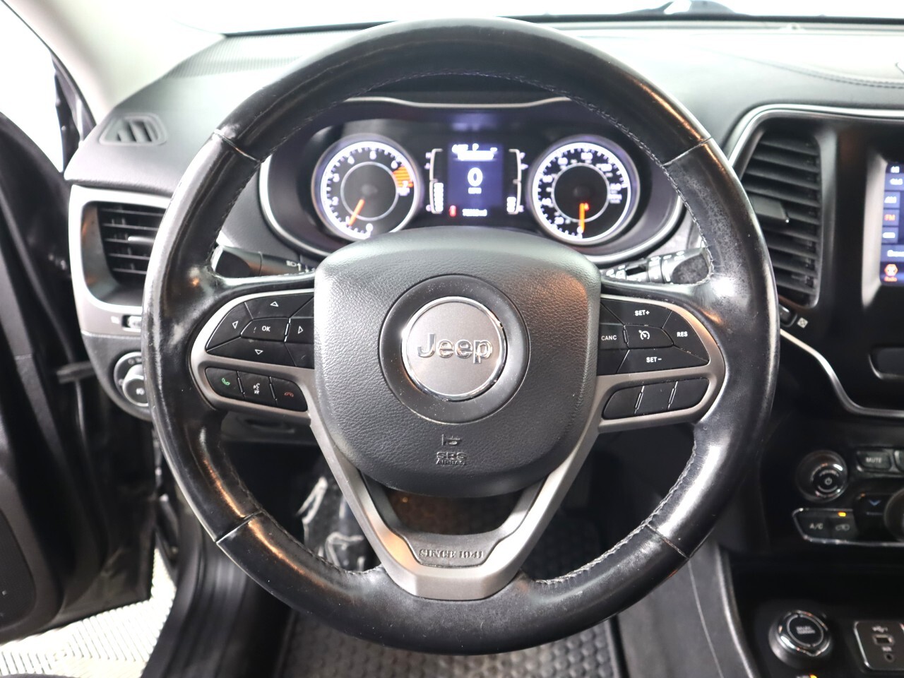 Vehicle image 10 of 49
