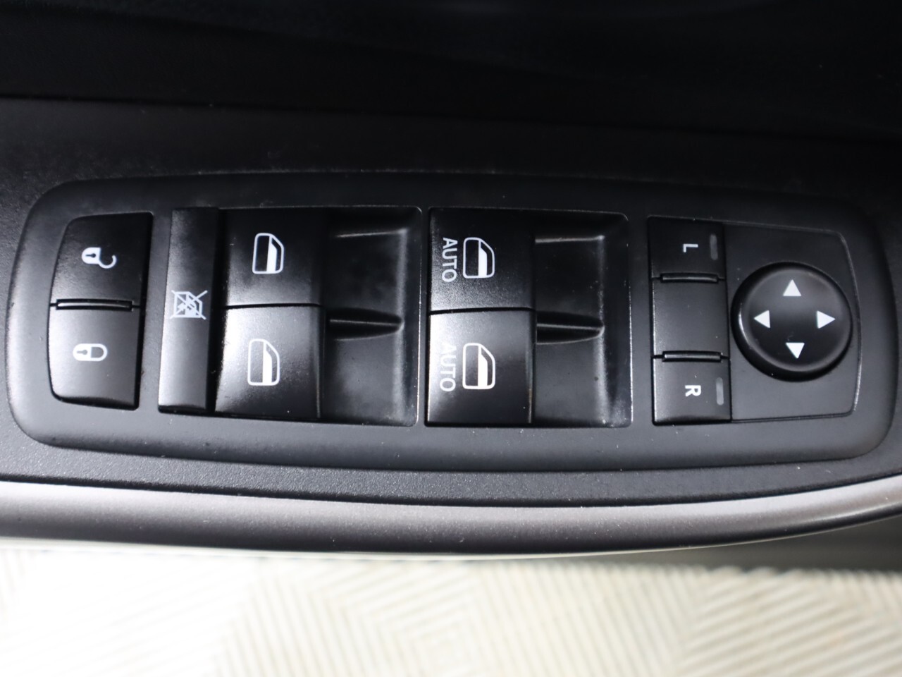 Vehicle image 28 of 49