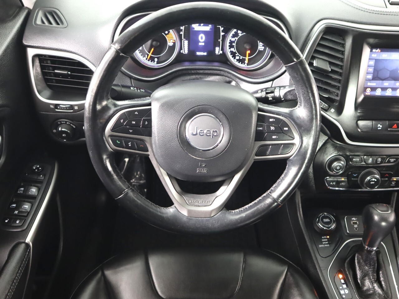 Vehicle image 33 of 49