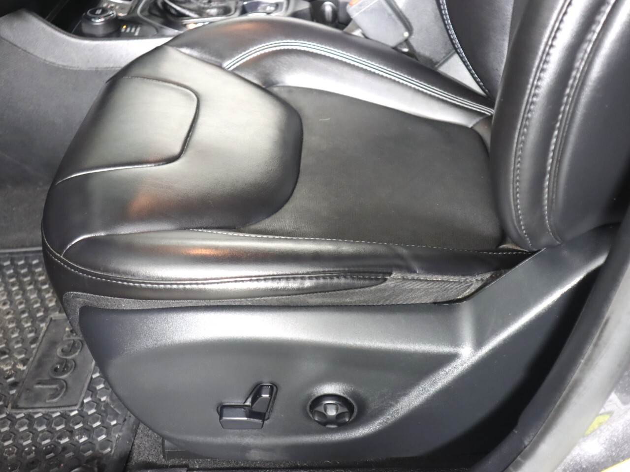 Vehicle image 31 of 49