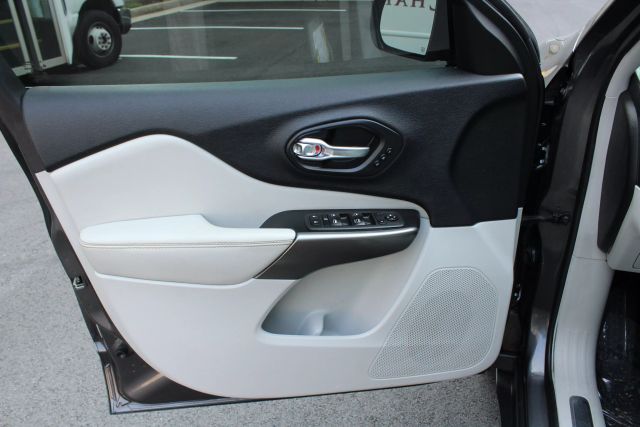 Vehicle image 14 of 46