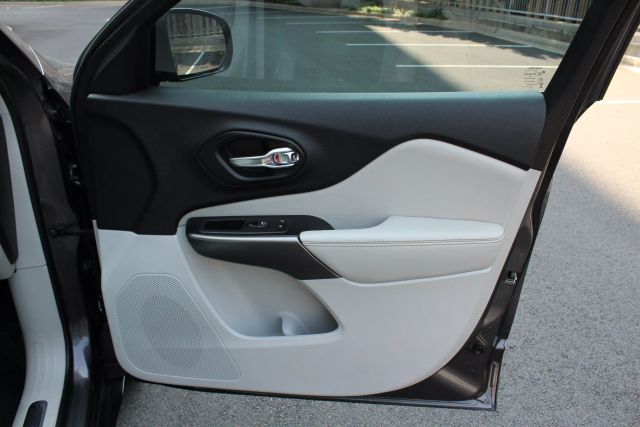 Vehicle image 33 of 46