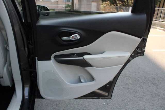 Vehicle image 28 of 46