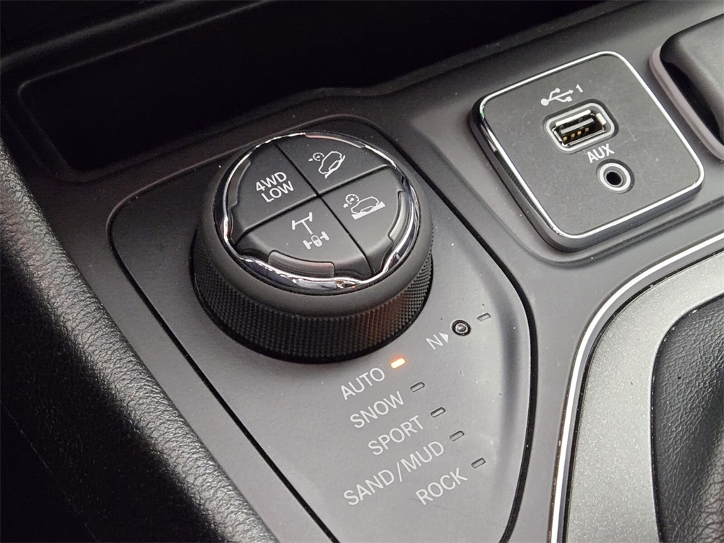 Vehicle image 32 of 40