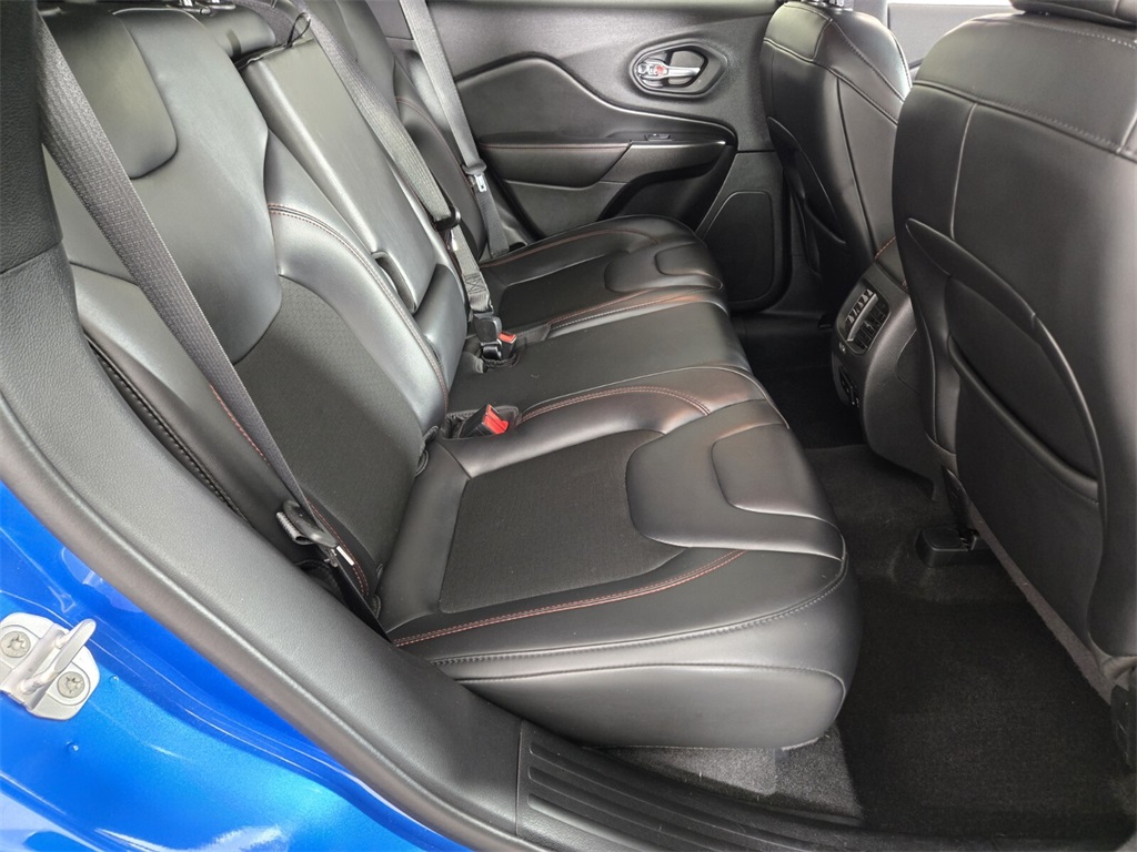 Vehicle image 17 of 40