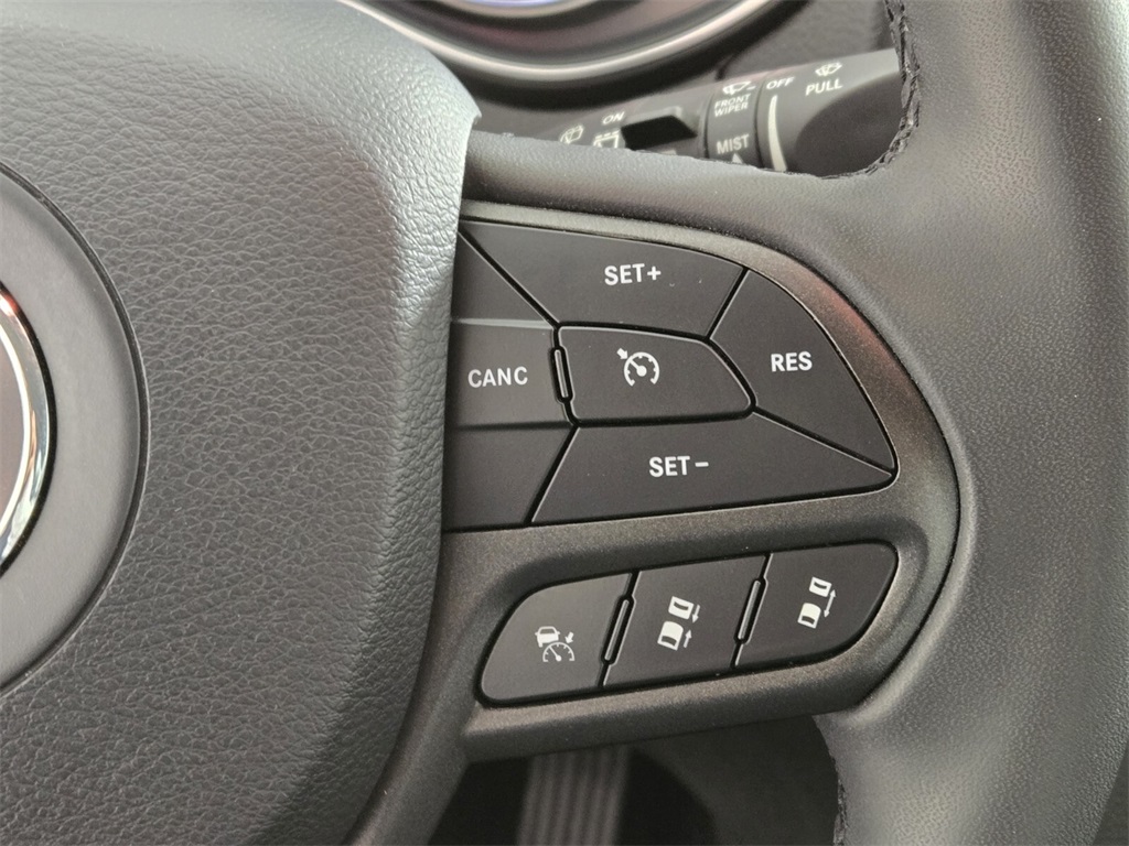 Vehicle image 27 of 40