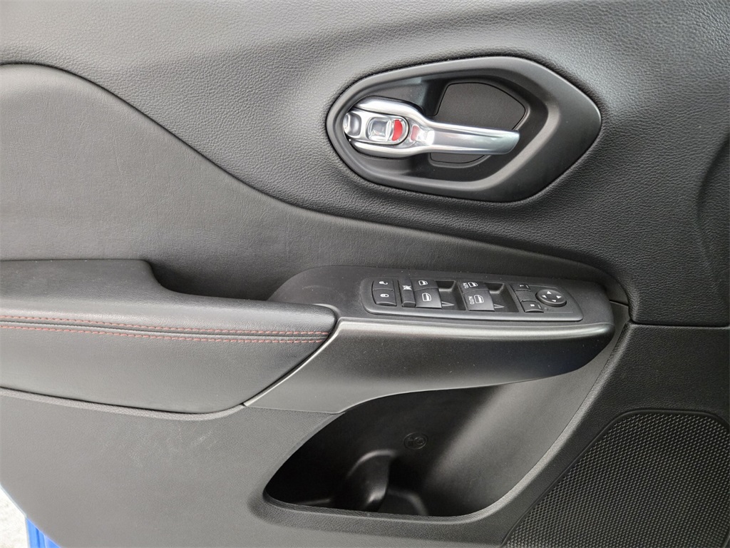 Vehicle image 22 of 40