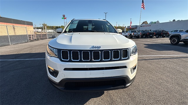 2020 Jeep Compass Latitude Image 2 of 28