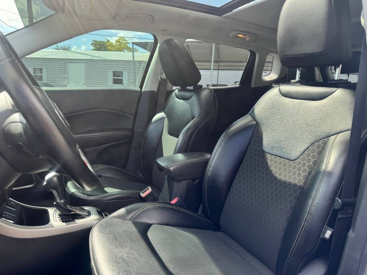 Vehicle image 29 of 44