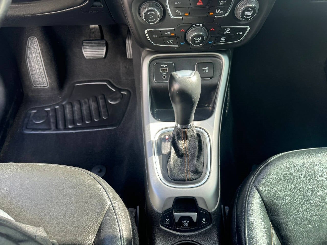 Vehicle image 27 of 44