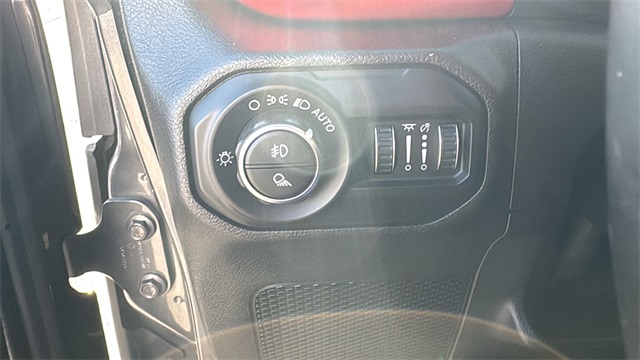 Vehicle image 17 of 29