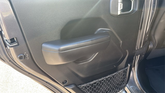 Vehicle image 23 of 29