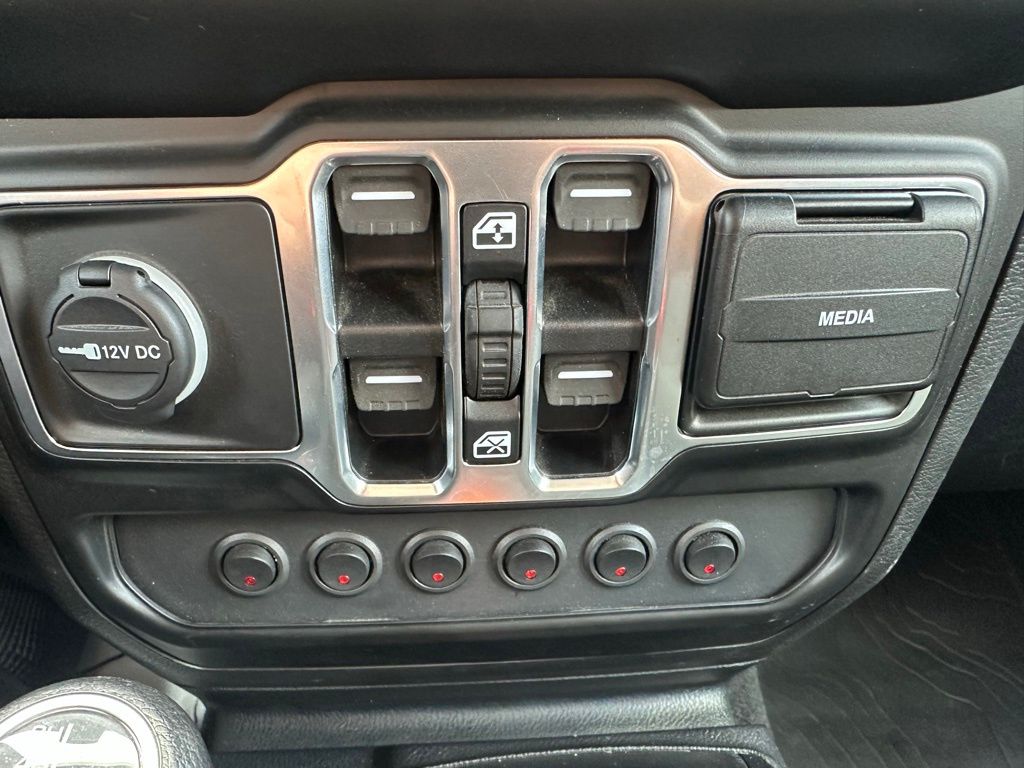 Vehicle image 18 of 20