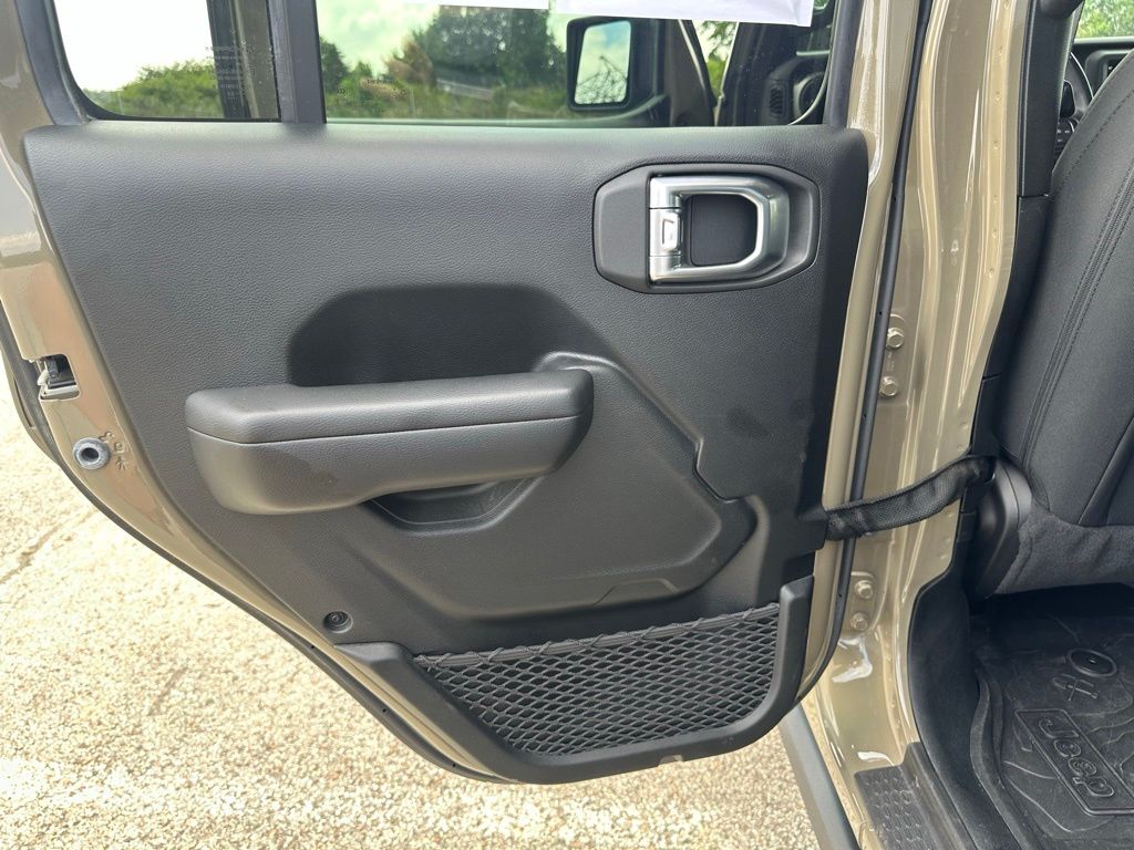 Vehicle image 17 of 20