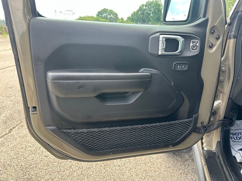 Vehicle image 16 of 20