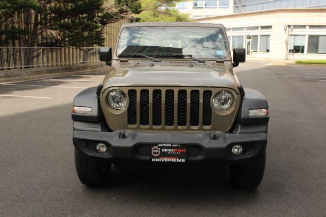 2020 Jeep Gladiator Sport S Image 2 of 34