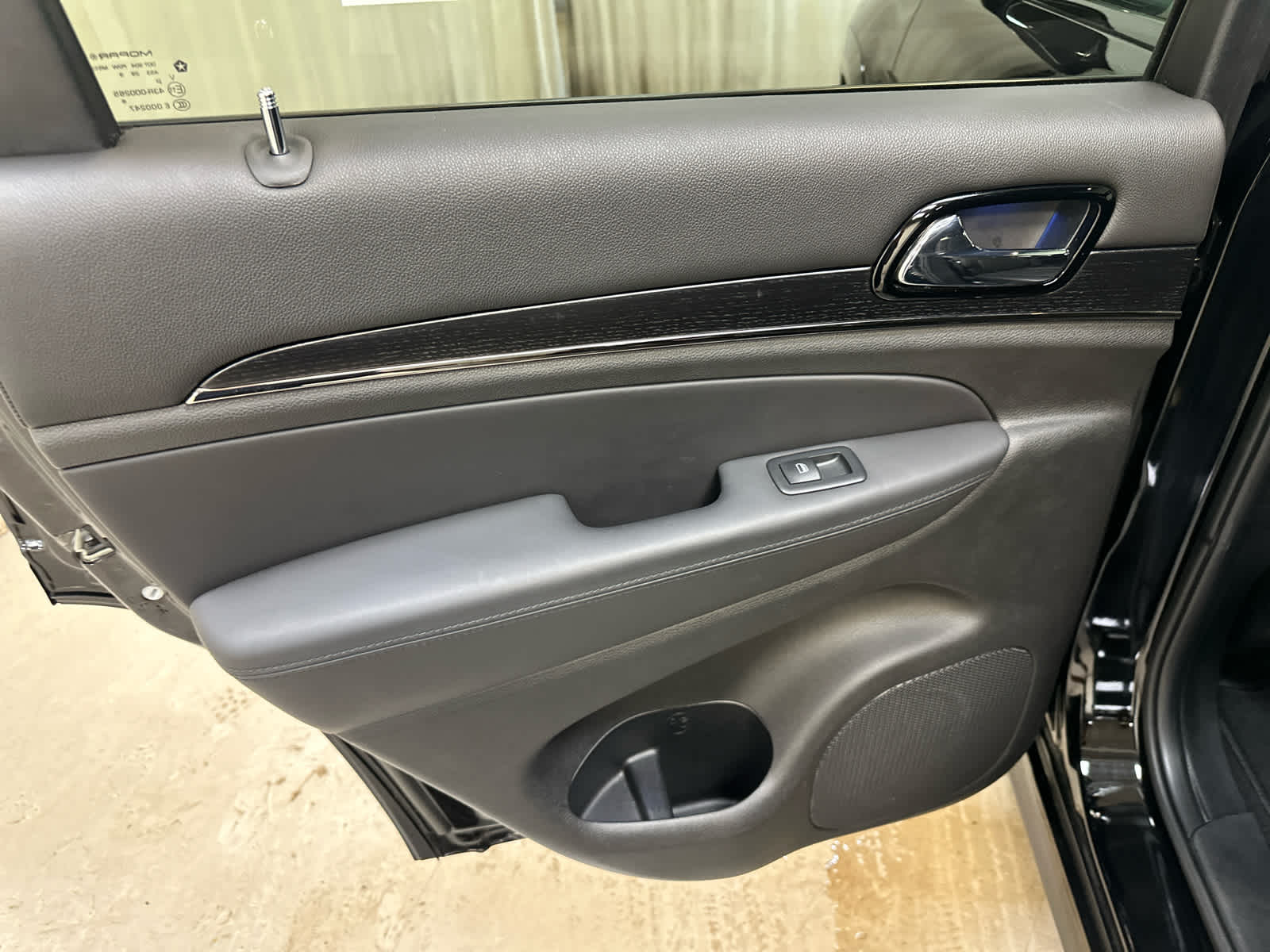 Vehicle image 23 of 30