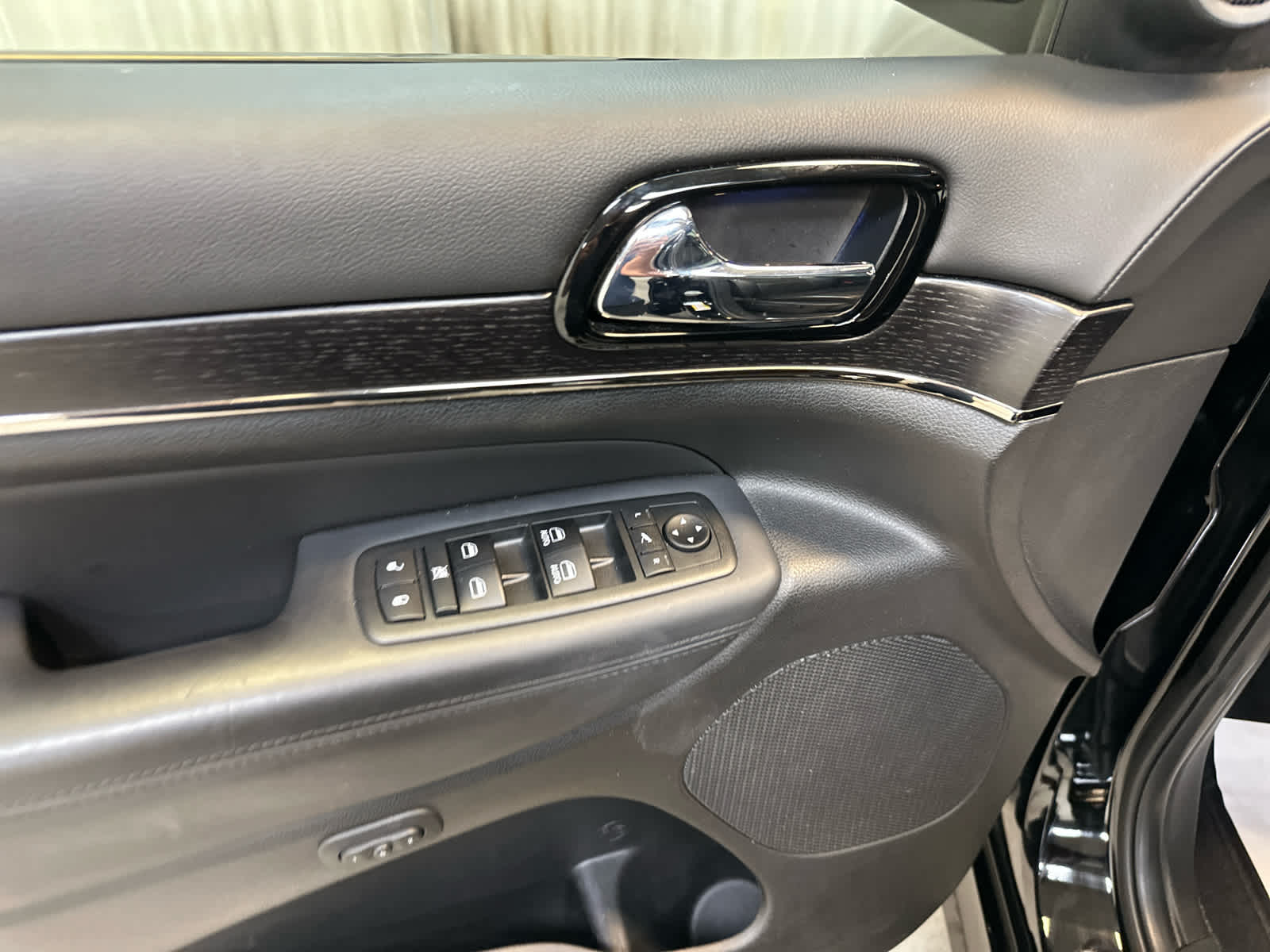 Vehicle image 25 of 30