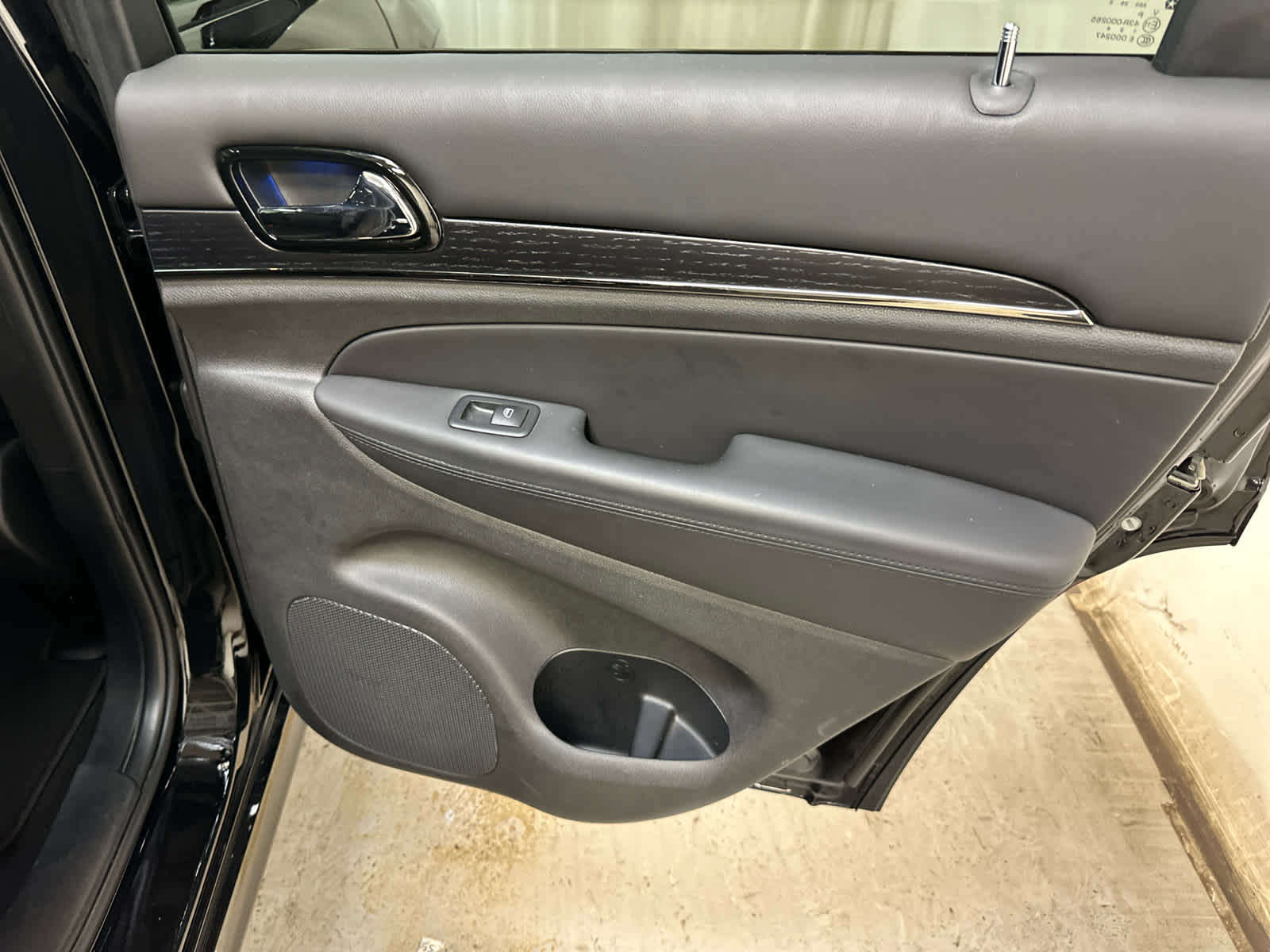Vehicle image 27 of 30
