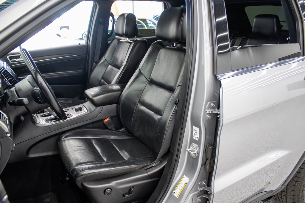Vehicle image 10 of 44
