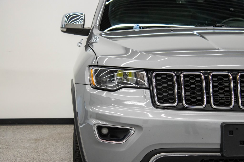 Vehicle image 32 of 44