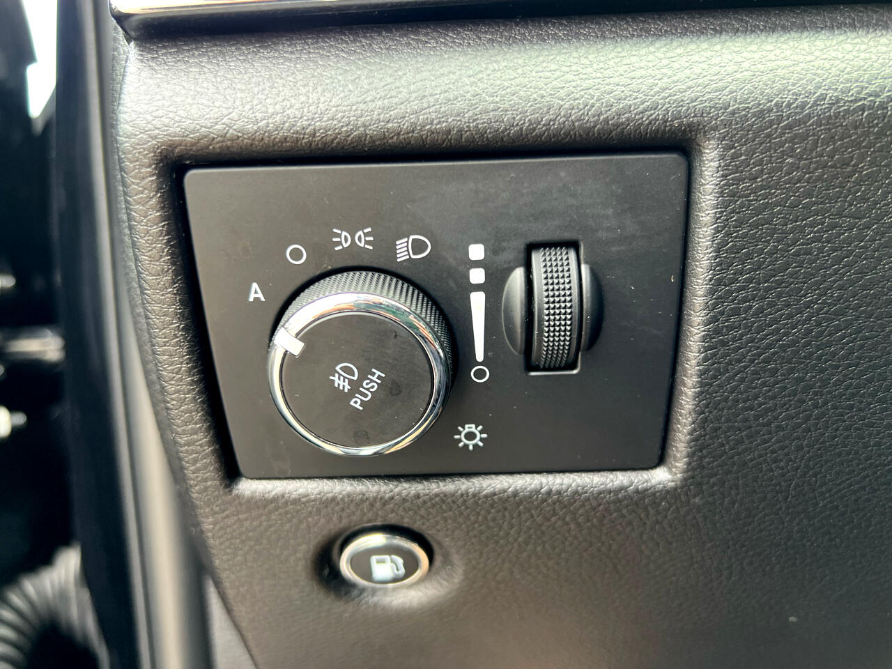 Vehicle image 19 of 42
