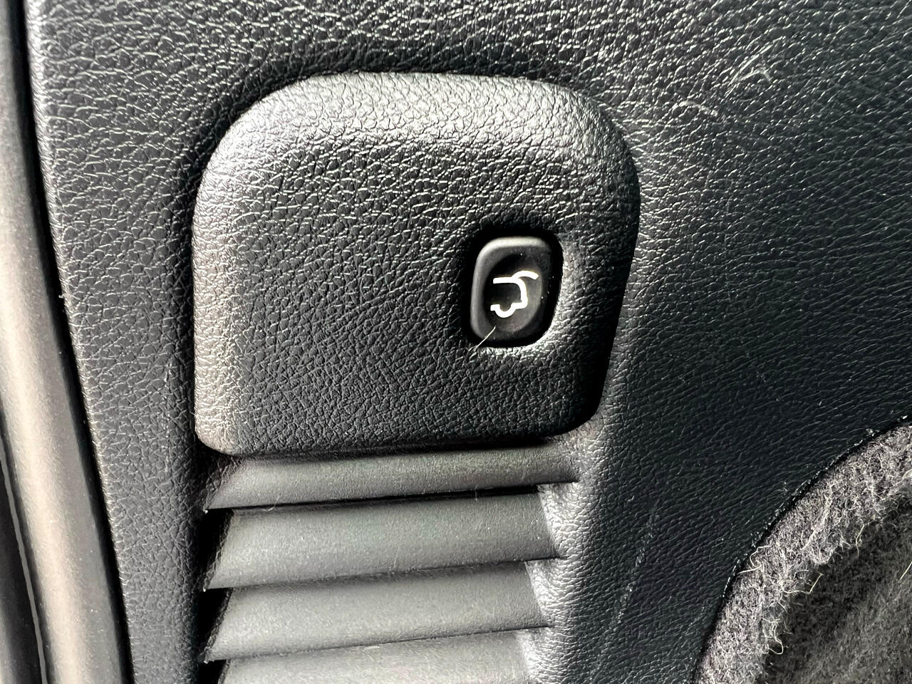Vehicle image 26 of 42