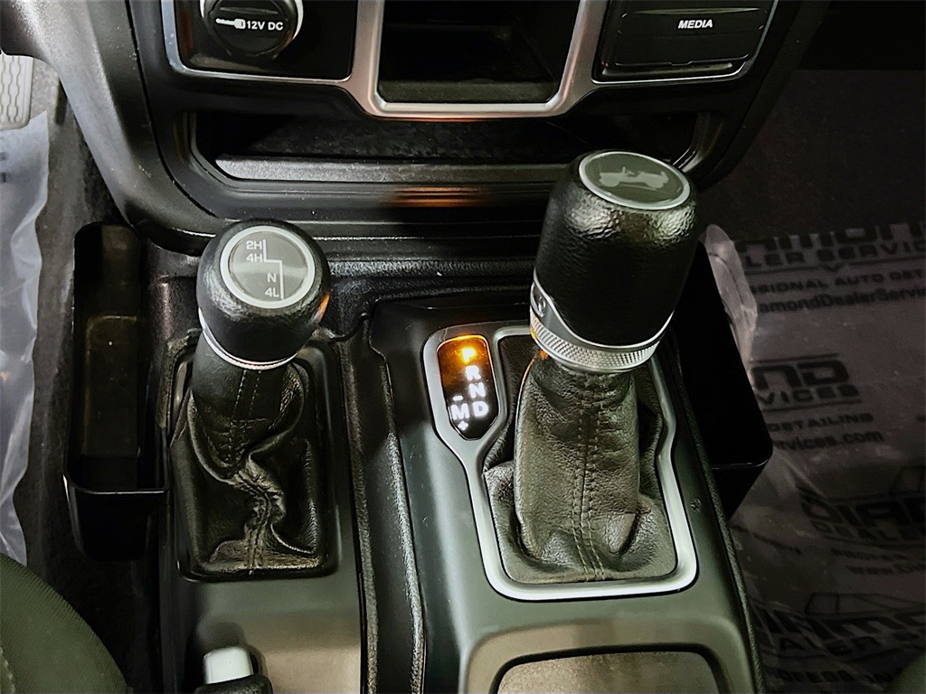 Vehicle image 25 of 34