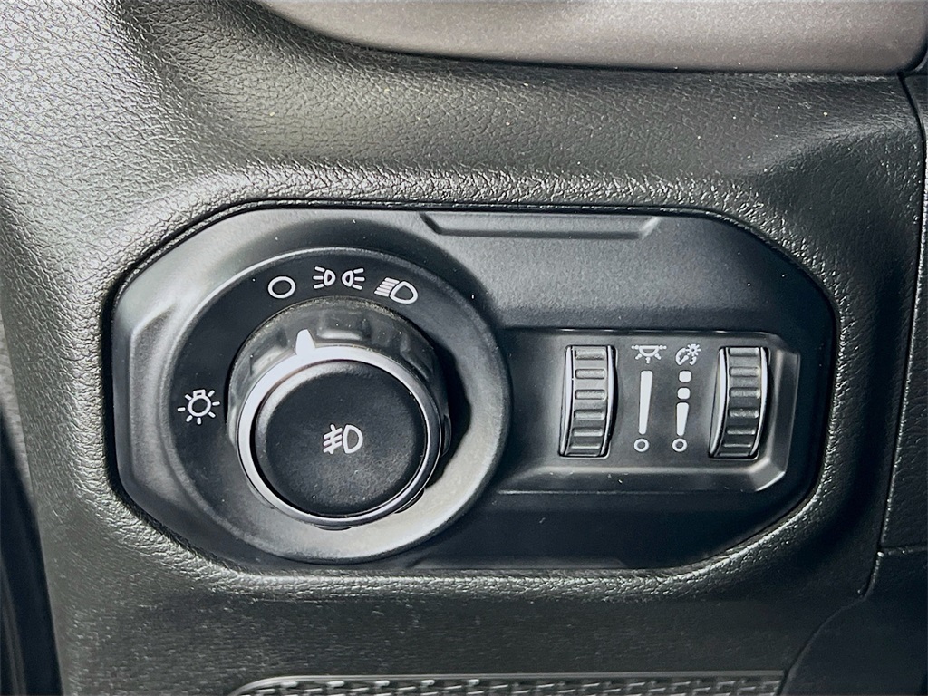 Vehicle image 27 of 34