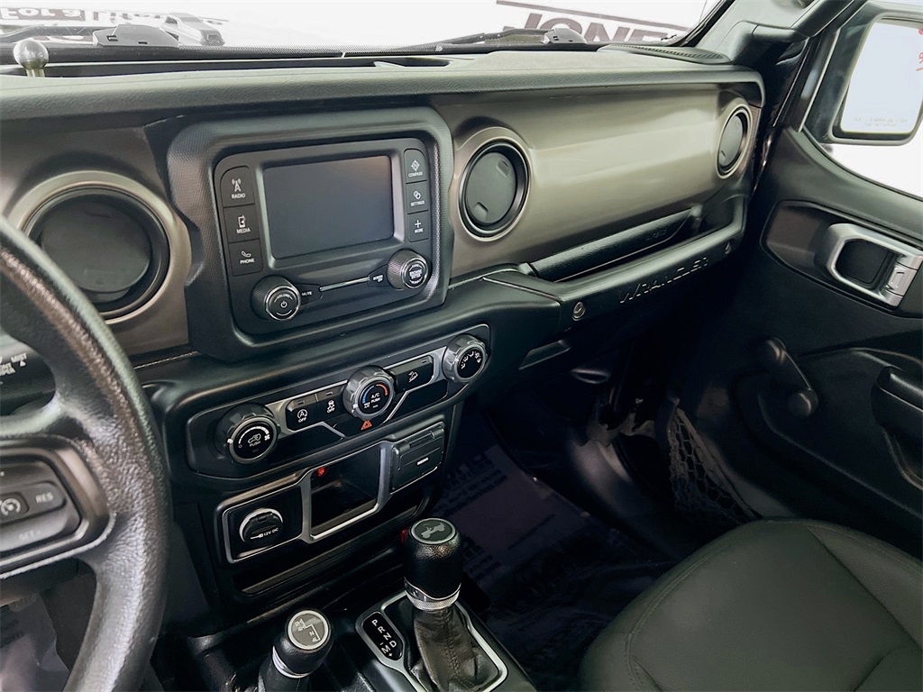 Vehicle image 19 of 34
