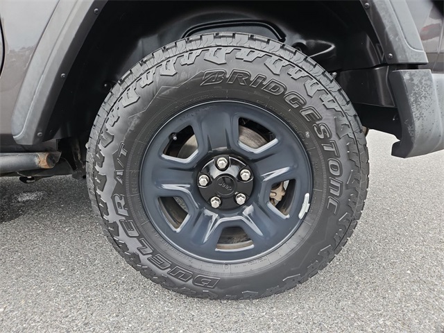 Vehicle image 21 of 23
