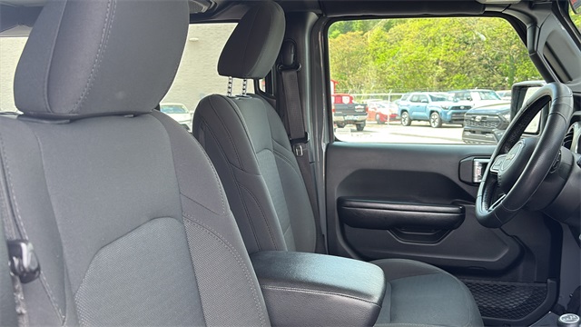 Vehicle image 31 of 32