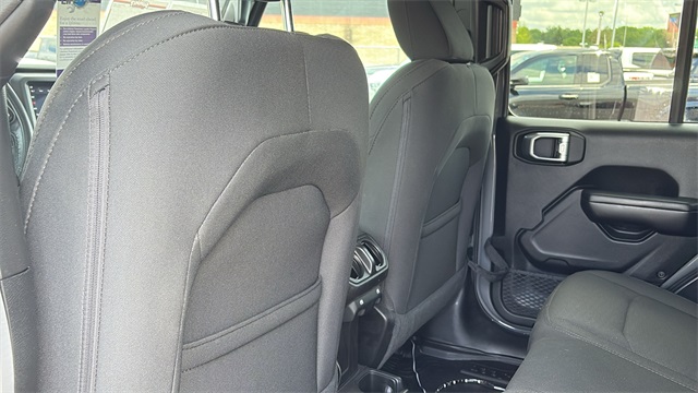 Vehicle image 23 of 32