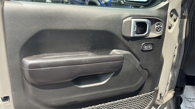 Vehicle image 22 of 32